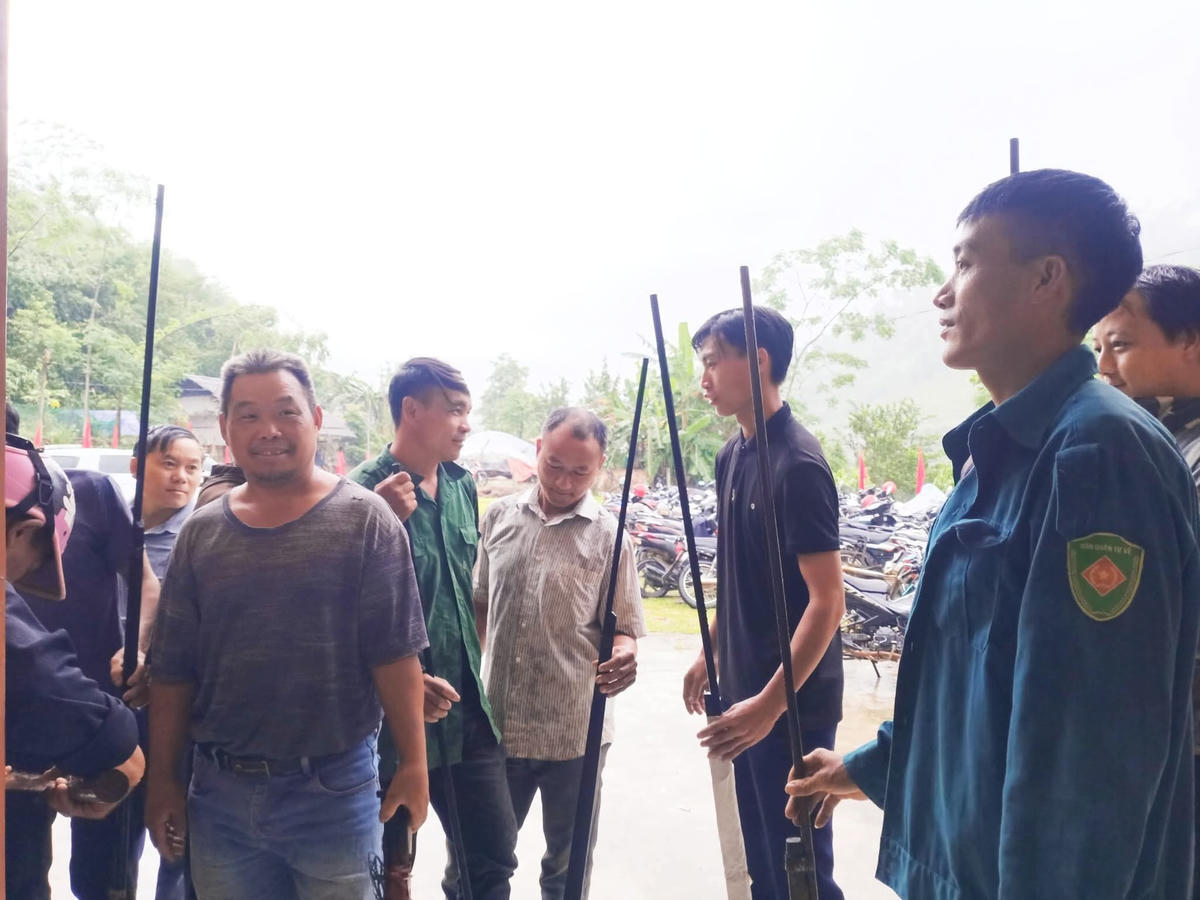Người dân mang súng đến giao cho chính quyền. Ảnh: Thu Nhài.