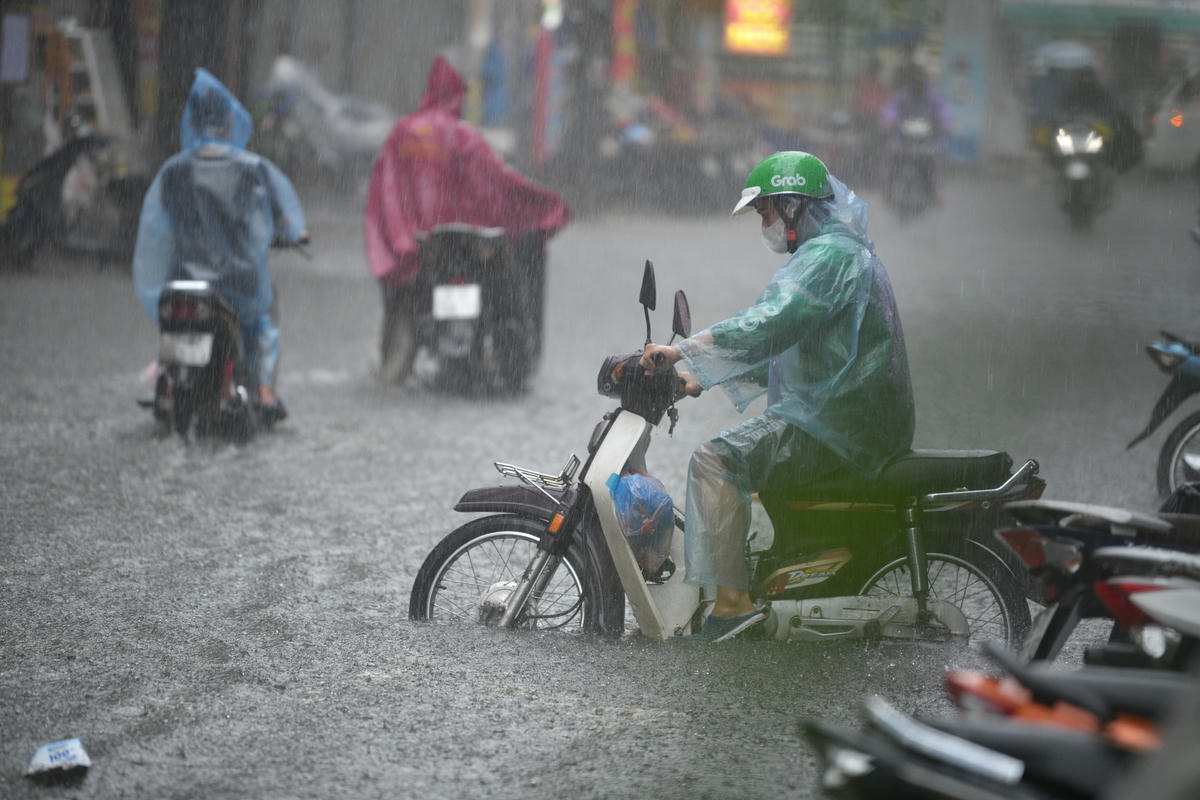 Đến khoảng 12h45, trên địa bàn nội đô đã xuất hiện nhiều điểm úng ngập cục bộ, như: Phố Nguyễn Chính, Hoàng Mai; Thụy Khuê (đoạn dốc La Pho), Đội Cấn, Bùi Xương Trạch, Vương Thừa Vũ, Lê Trọng Tấn, Phạm Ngọc Thạch, Phan Bội Châu - Lý Thường Kiệt...