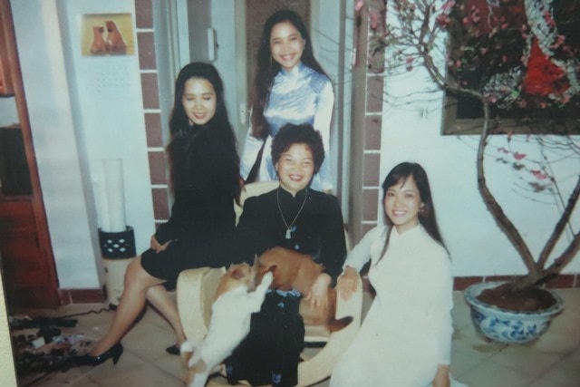 Hai người có với nhau 3 người con là Lê Vân – Lê Khanh – Lê Vi đều là những nghệ sĩ nổi tiếng.