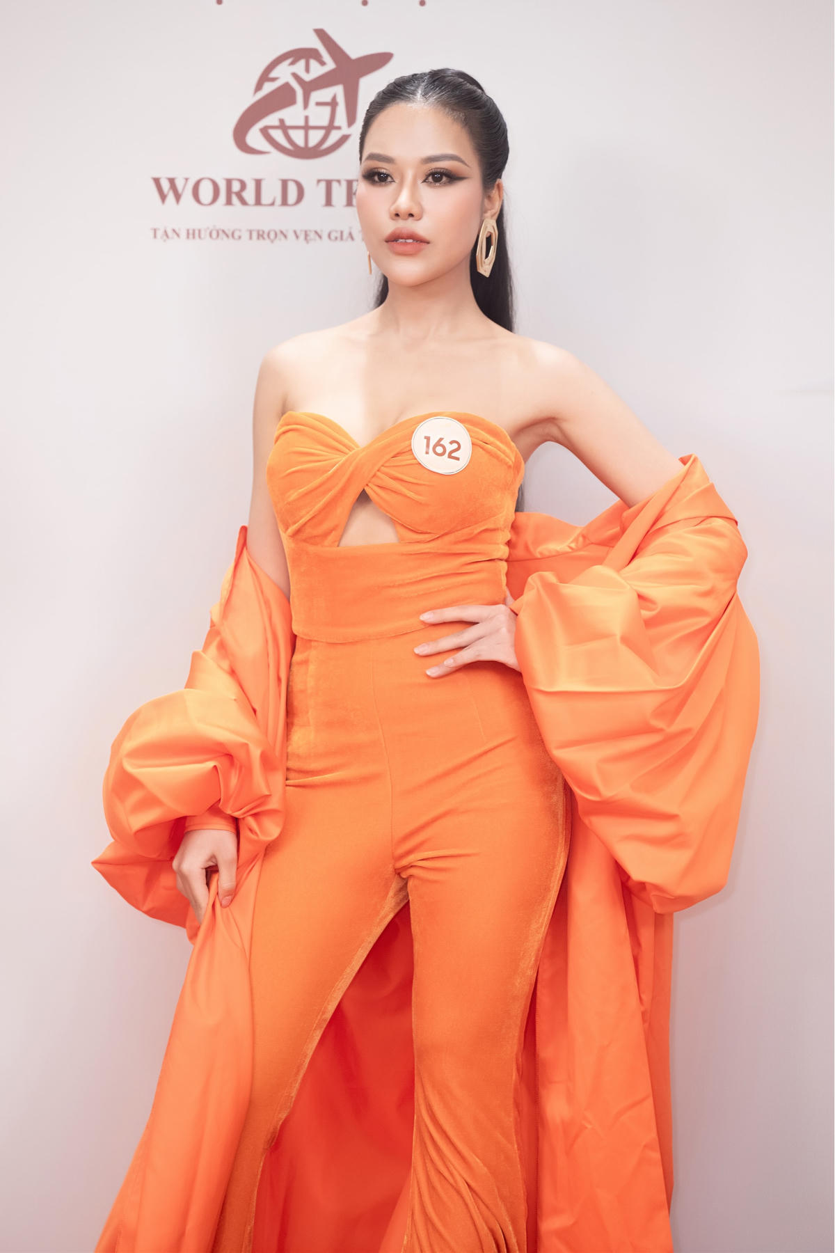 Bên cạnh vẻ tươi trẻ, các thí sinh thể hiện sự tiên phong trong việc phối kết hợp màu sắc trang phục. 