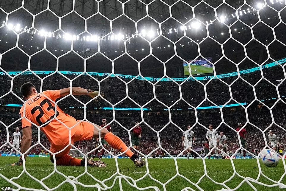 Bruno Fernandes thực hiện thành công quả đá phạt 11m. (Nguồn: AP).