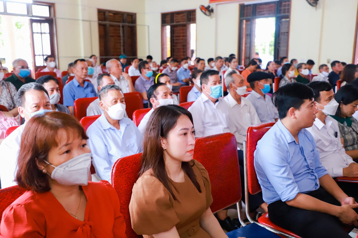 Cử tri 3 xã gồm Hưng Phúc, Hưng Thịnh và Hưng Lợi, huyện Hưng Nguyên tại buổi tiếp xúc cử tri sáng ngày 13/5.