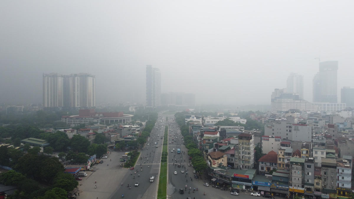 Sương mù khiến việc di chuyển của người dân gặp hạn chế tầm nhìn.