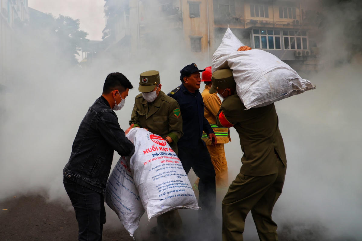 Từng đồ vật trong cửa hàng được người dân và lực lượng chức năng đưa ra ngoài.