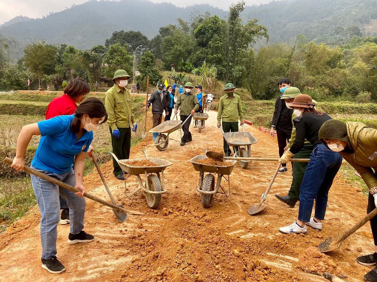 Người dân chung tay xây dựng Nông thôn mới tại xã Kiên Đài, huyện Chiêm Hóa, Tuyên Quang.  