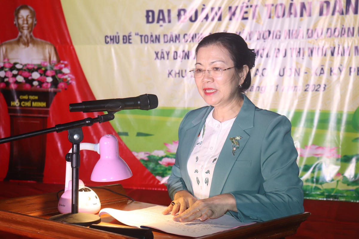 Phó Chủ tịch UBTƯ MTTQ Việt Nam Trương Thị Ngọc Ánh trò chuyện cùng người dân bản Ao Lươn.