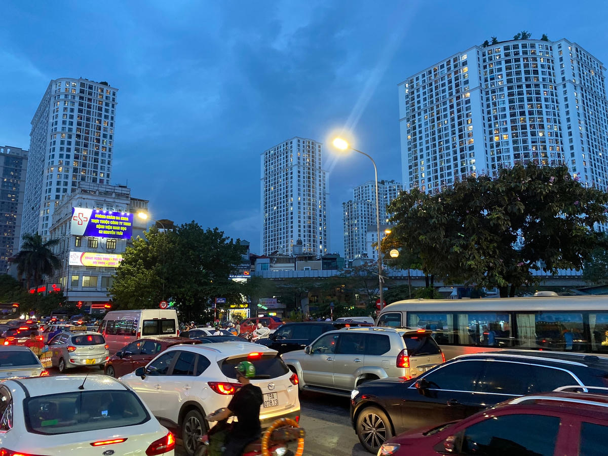 Sau cơn mưa, người Hà Nội lê lết từ 'điểm nghẽn' này đến 'nút thắt' khác