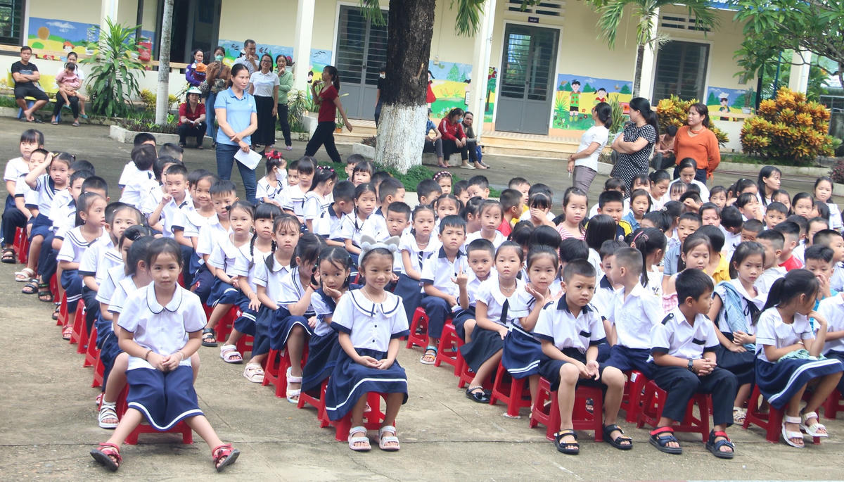 Học sinh Trường Tiểu học Tiên Lộc đến trường chuẩn bị khai giảng năm học mới.