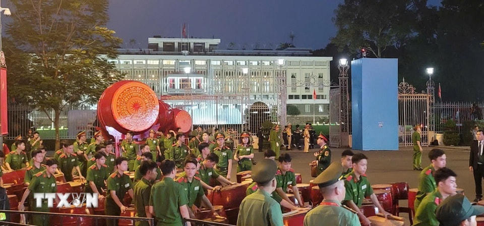 Các lực lượng lần lượt vào vị trí. (Ảnh: TTXVN)