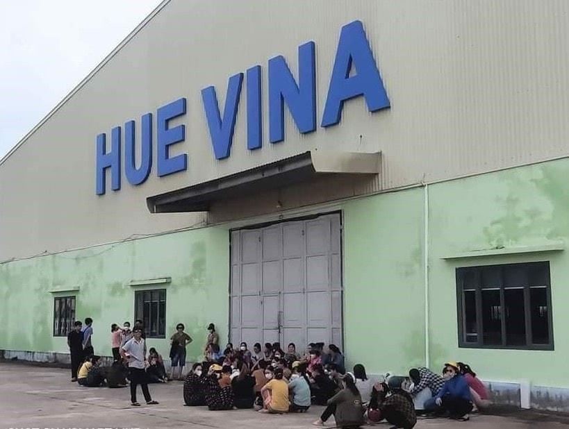  Công nhân Công ty TNHH Hue Vina vạ vật ở nhà máy đòi quyền lợi.