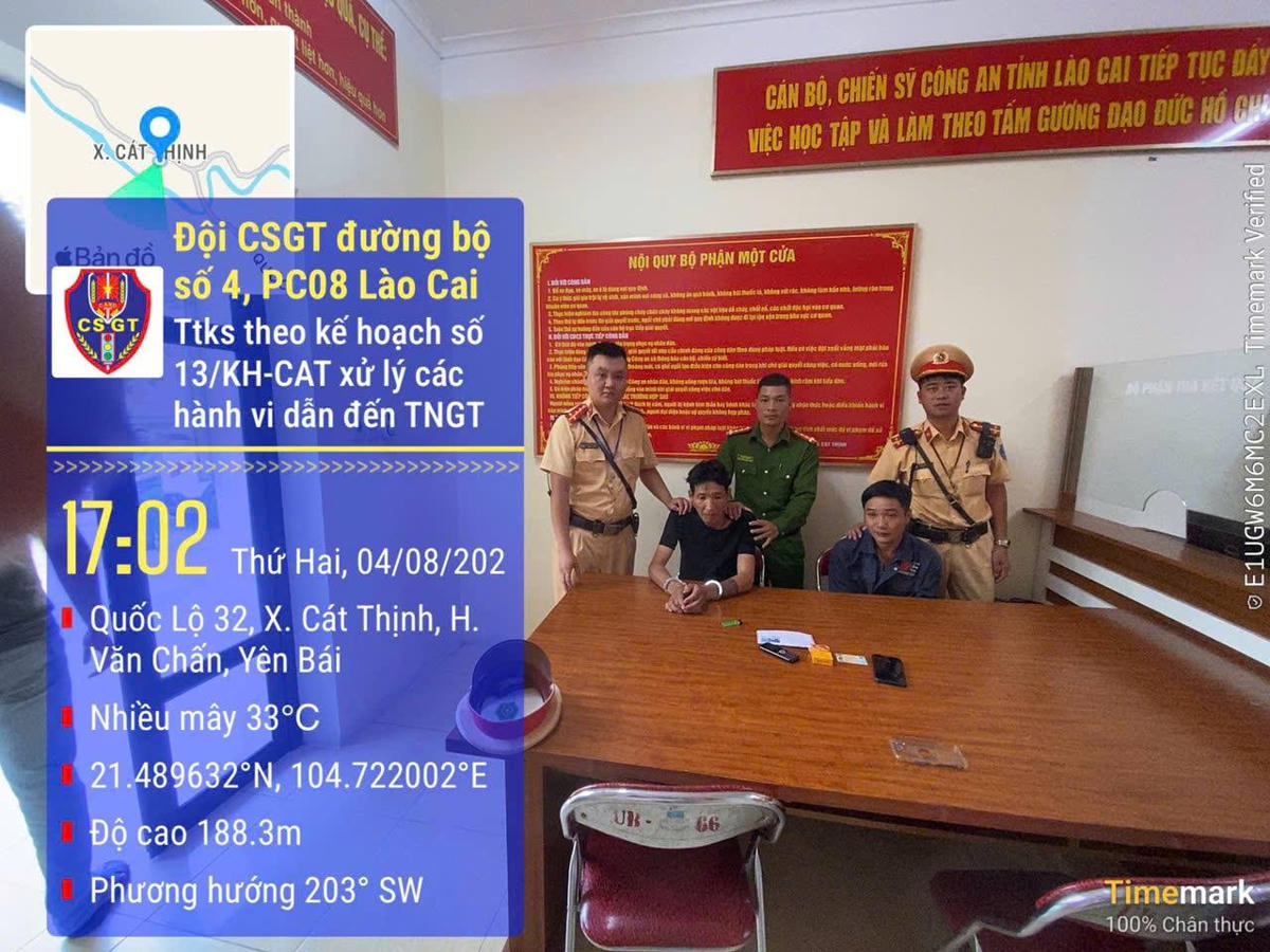 Ảnh 3. Lực lượng CSGT bắt giữ bắt giữ 2 đối tượng Đinh Xuân Hòa- sinh năm 1975 và Lương Hoàng Hiếu- sinh năm 1994 cùng tang vật là 6 gói ma túy heroin