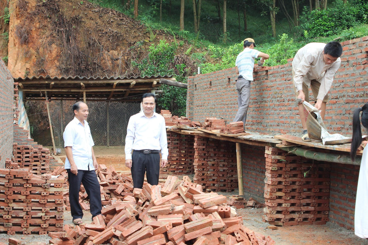 Lãnh đạo Ủy ban MTTQ tỉnh Tuyên Quang kiểm tra tiến độ làm nhà cho người nghèo tại huyện Hàm Yên.