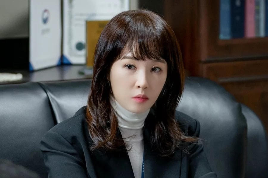 Kim Sun Ah gây chú ý với vai chính trong phim “Nữ hoàng mặt nạ”.
