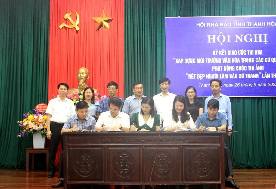 Các đại biểu ký kết giao ước thi đua 'Xây dựng môi trường văn hóa trong các cơ quan báo chí'.