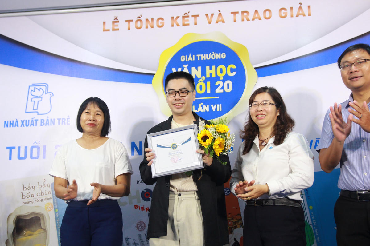 BTC và BGK trao giải Nhì cho tác giả Yang Phan với tập truyện dài “Vụn ký ức”.