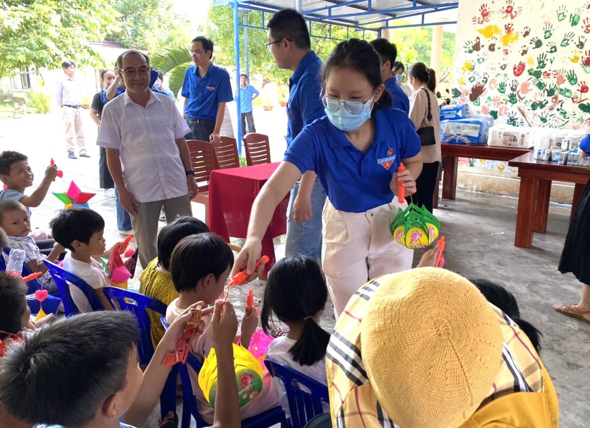Em Trang tham gia một buổi tự thiện ở Quảng Nam.