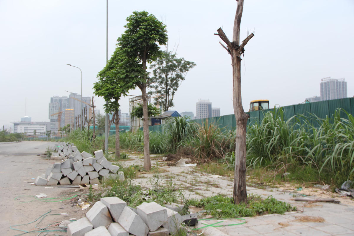 Những đống rác thải, vật liệu xây dựng vứt ngổn ngang từ đường Phạm Hùng lối đi vào đường gom Cung thiếu nhi mới trong KĐT mới Cầu Giấy.