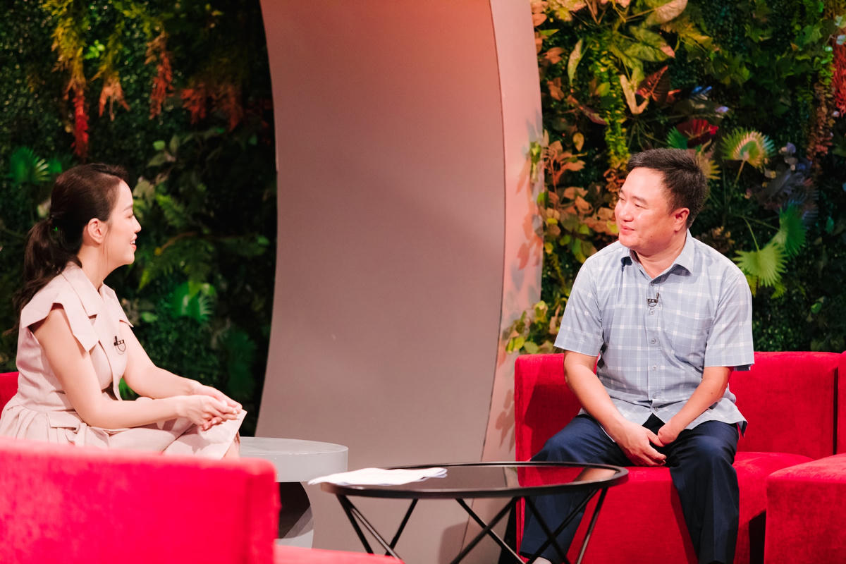 Anh Hương may mắn vì có vợ vừa là đồng nghiệp vừa là người đồng hành. 