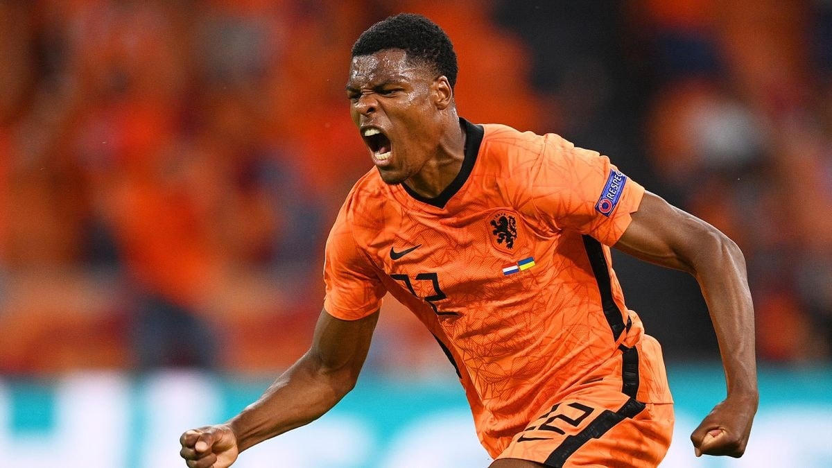 Denzel Dumfries là nhân tố nổi bật nhất trong chiến thắng của Hà Lan trước Mỹ. Cầu thủ này đặt dấu giày vào cả ba bàn thắng của "Cơn lốc màu da cam" (ghi 1 bàn, kiến tạo 2 đường chuyền thành bàn).