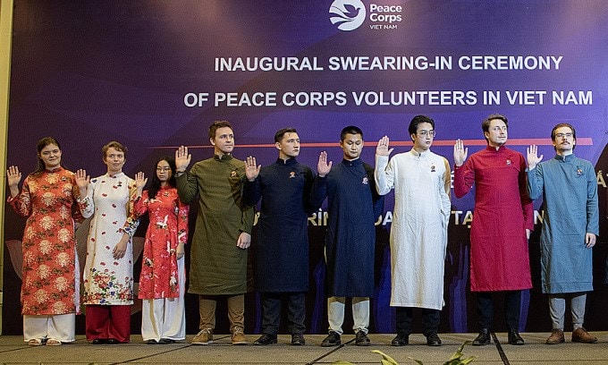 Chín tình nguyện viên của Chương trình Hòa bình (Peace Corps) tuyên thệ dạy tiếng Anh hai năm ở Việt Nam. (Nguồn: Peace Corps).