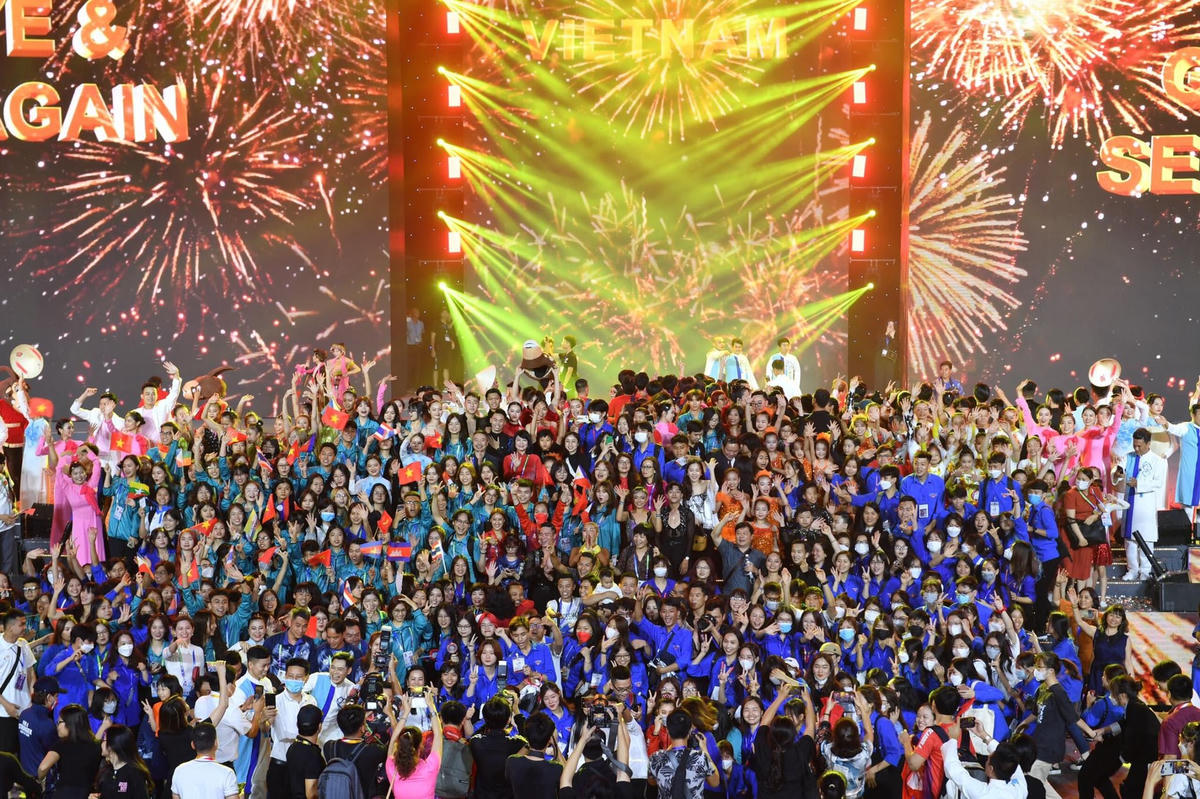 Vận động viên của các đoàn tham gia SEA Games 31 chụp ảnh lưu niệm.