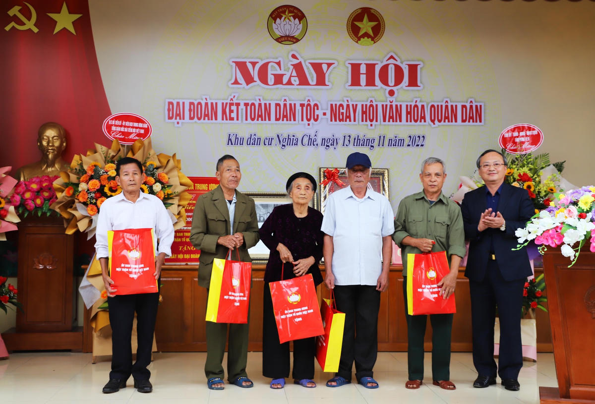 Ông Đỗ Tiến Sỹ trao quà của UBTƯ MTTQ Việt Nam cho khu dân cư và 5 hộ nghèo trên địa bàn khu dân cư thôn Nghĩa Chế.