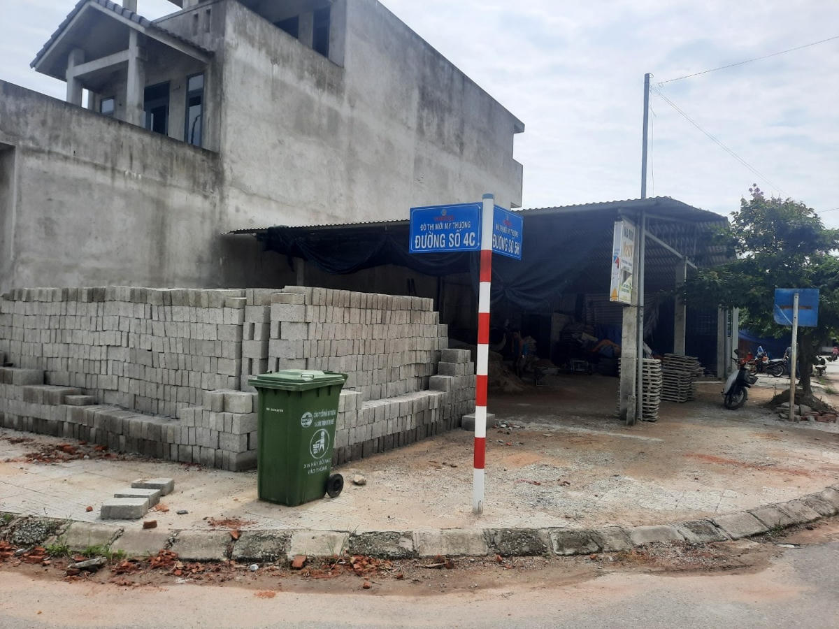 Xưởng sản xuất gạch bê tông không phép nằm ngay trong khu đô thị Huế Green City.