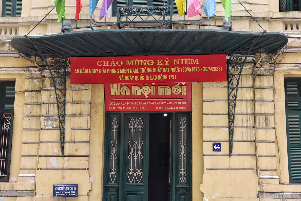 Nằm trên đường Lê Thái Tổ, tòa soạn báo Hànộimới hiện còn giữ nguyên được nét độc đáo của phong cách kiến trúc kiểu Pháp cũ với thiết kế 3 tầng chính, một tầng áp mái, cửa xanh tường vàng đặc trưng.