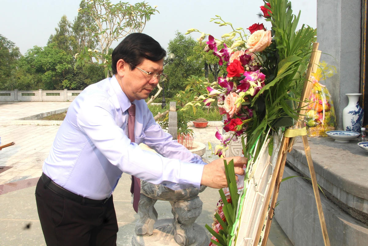 Ông Nguyễn Hữu Dũng, Phó Chủ tịch UBTƯ MTTQ Việt Nam dâng hoa mộ cụ Huỳnh Thúc Kháng.