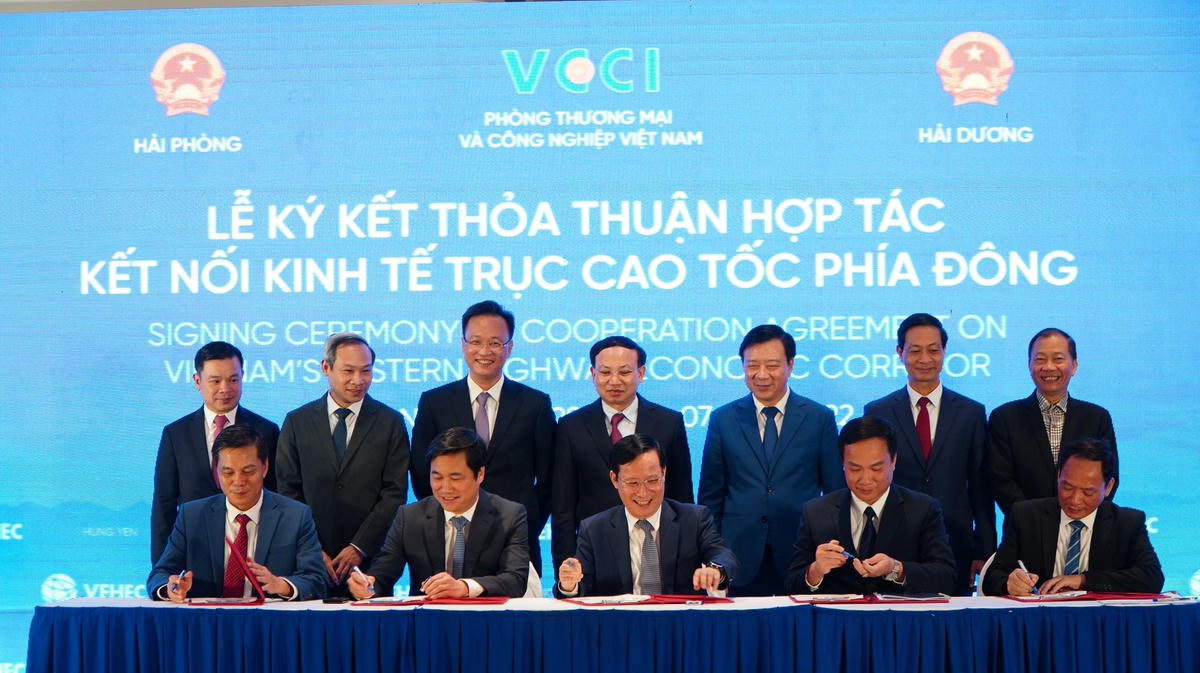 Lãnh đạo VCCI và 4 tỉnh Quảng Ninh, Hải Phòng, Hải Dương, Hưng Yên tổ chức Ký kết Thỏa thuận kết nối kinh tế trục cao tốc phía Đông.