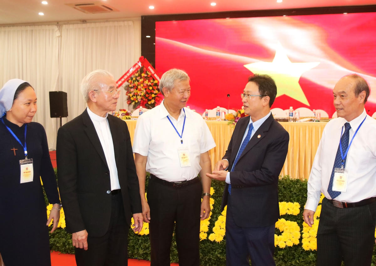 Linh mục Trần Xuân Mạnh, Chủ tịch Trung ương Ủy ban Đoàn kết Công giáo Việt Nam (thứ 2 từ trái sang) gặp gỡ, trao đổi cùng các đại biểu tham dự Đại hội.