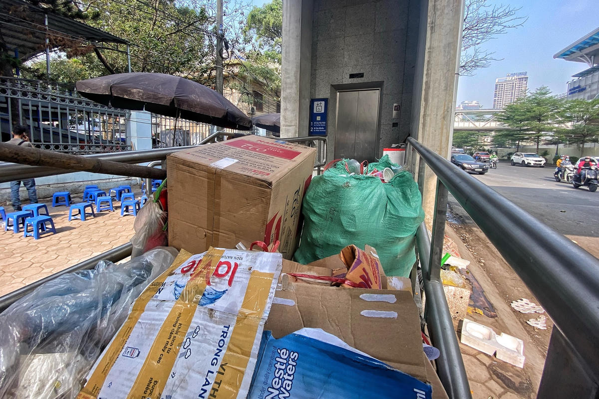 Đồ đạc được vứt nhếch nhác, mất vệ sinh.