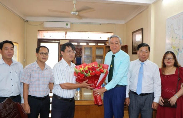 Ông Lê Văn Bình, Chủ tịch Ủy ban MTTQ Việt Nam tỉnh Ninh Thuận cùng đoàn công tác thăm, chúc mừng Viện đào tạo và Khoa học ứng dụng Miền Trung tại Ninh Thuận.