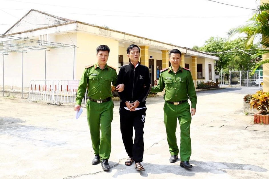 Đối tượng Hồ Thanh Phong bị cơ quan công an bắt giữ khi đang có hành vi buôn bán trái phép chất ma tuý.