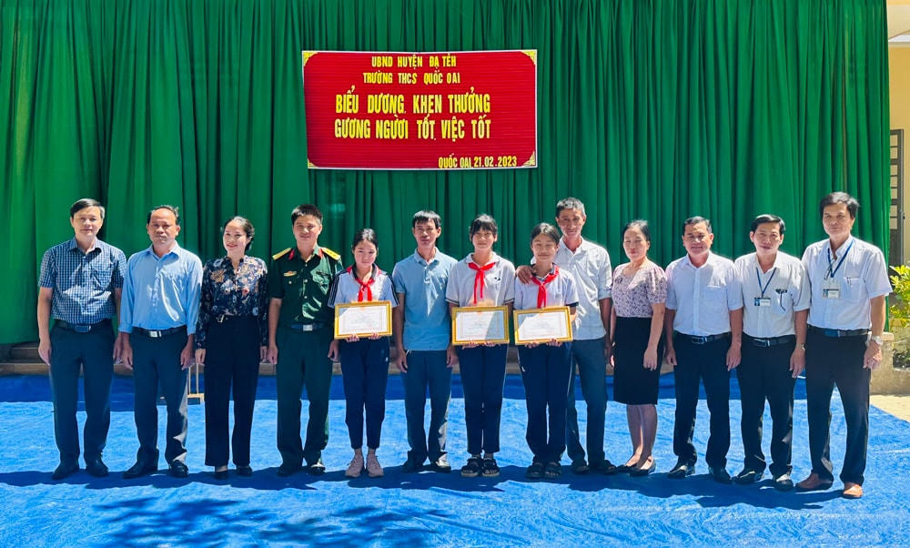  UBND huyện Đạ Tẻh cùng các đơn vị trao tặng giấy khen đột xuất cho ba 3 học sinh có hành động đẹp.