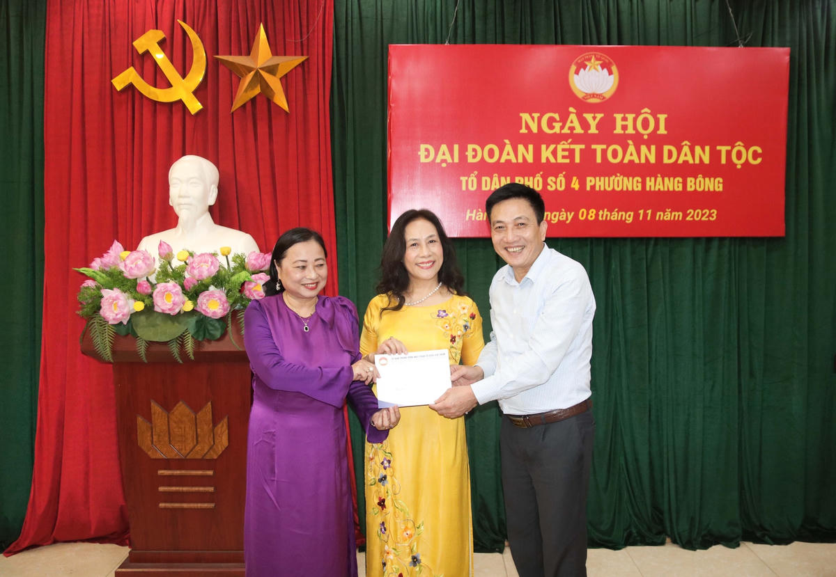 Ông Nguyễn Văn Thịnh, Phó Bí thư Thường trực Đảng ủy Cơ quan Trung ương MTTQ Việt Nam tặng quà chúc mừng Ngày hội Đại đoàn kết toàn dân tộc tổ dân phố số 4 phường Hàng Bông. Ảnh: Tiến Đạt.