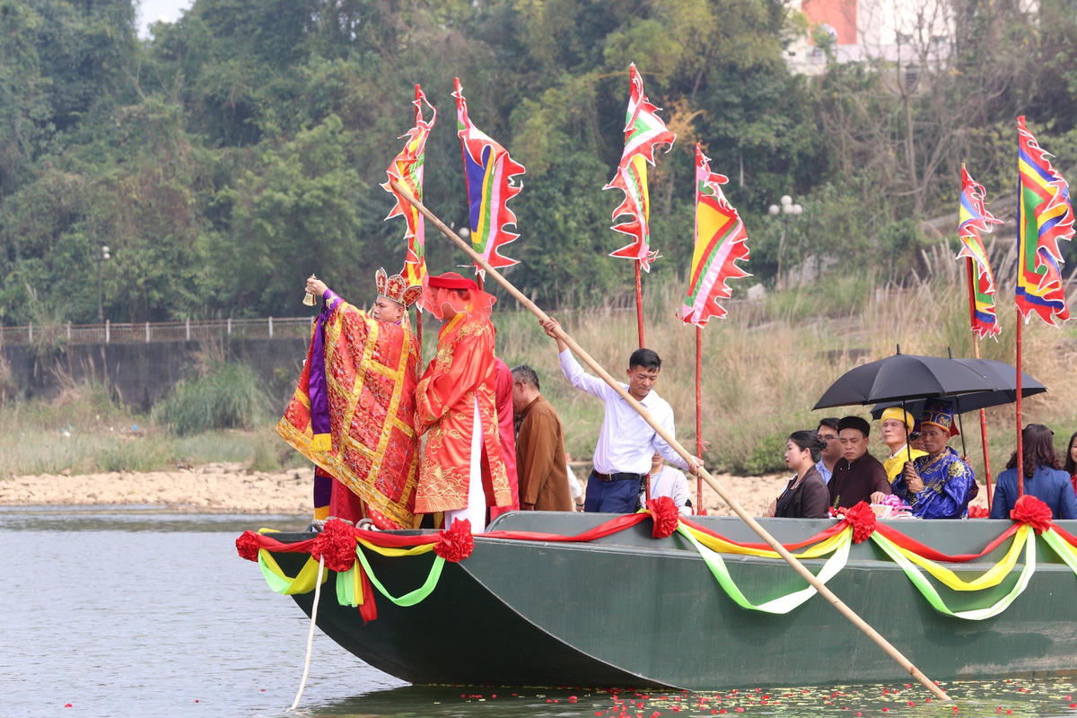 Nghi thức lễ cấp thủy (lấy nước) tại ngã ba Xoáy nguồn (sông Ka Long) về đền Xã Tắc để làm lễ Mộc dục.