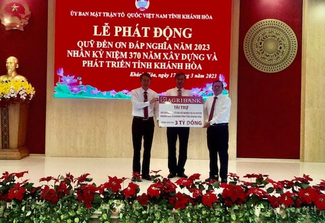 Ngân hàng Nông nghiệp chinh nhành Khánh Hòa ủng hộ quỹ.