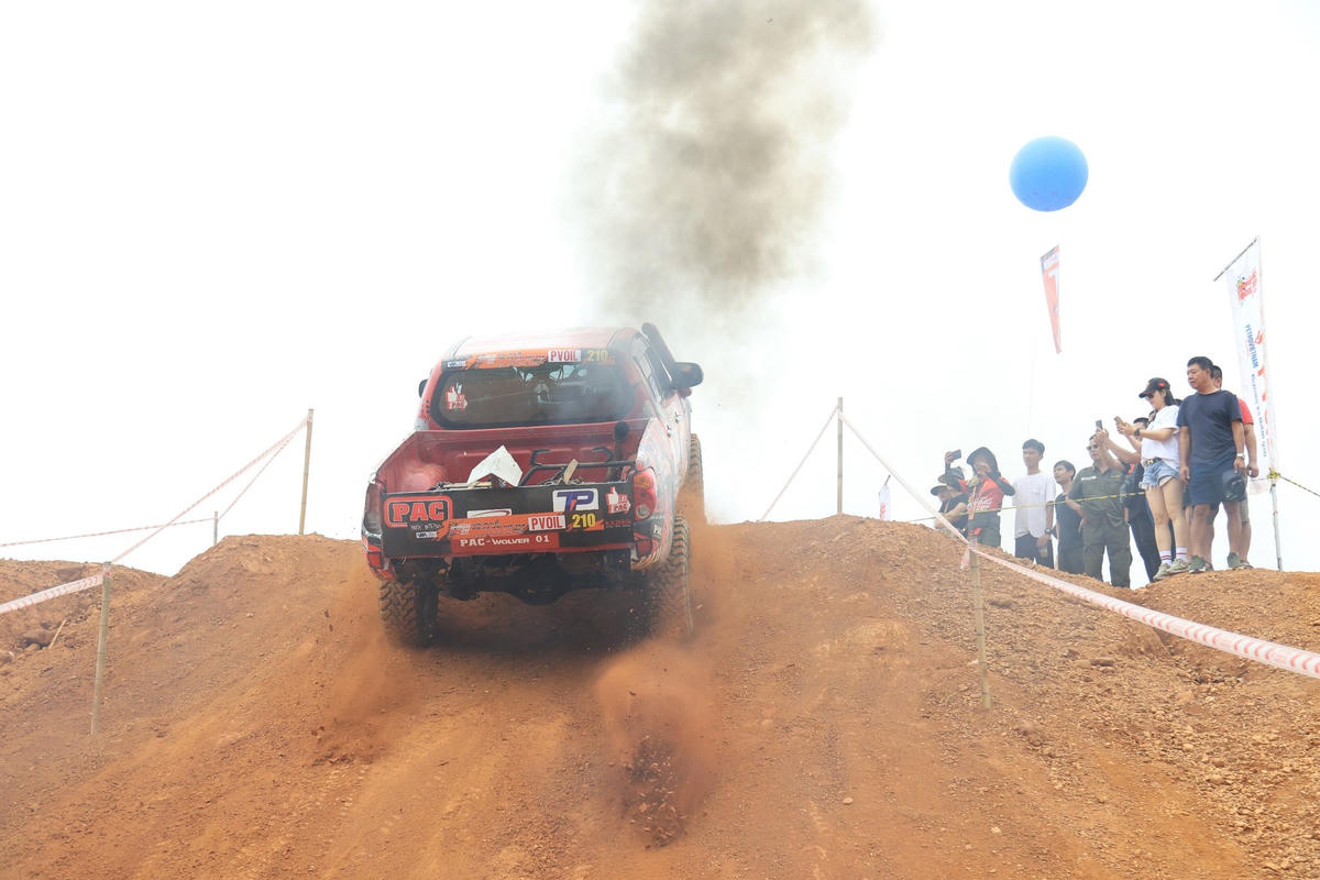 Cận cảnh đua xe ô tô địa hình mạo hiểm ở Hà Nội