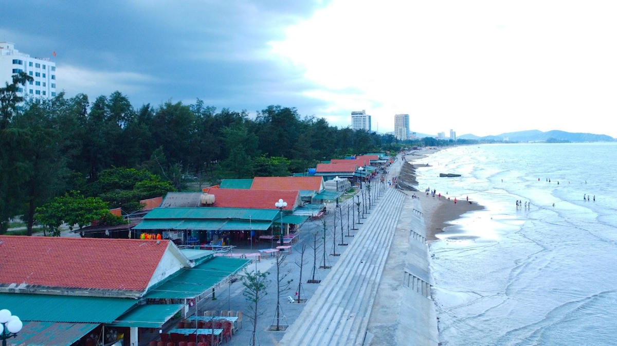 Hàng trăm ki ốt, công trình tại phía Đông đường Bình Minh sẽ bị giải tỏa, di dời nhằm phát triển bền vững, ổn định biển Cửa Lò.
