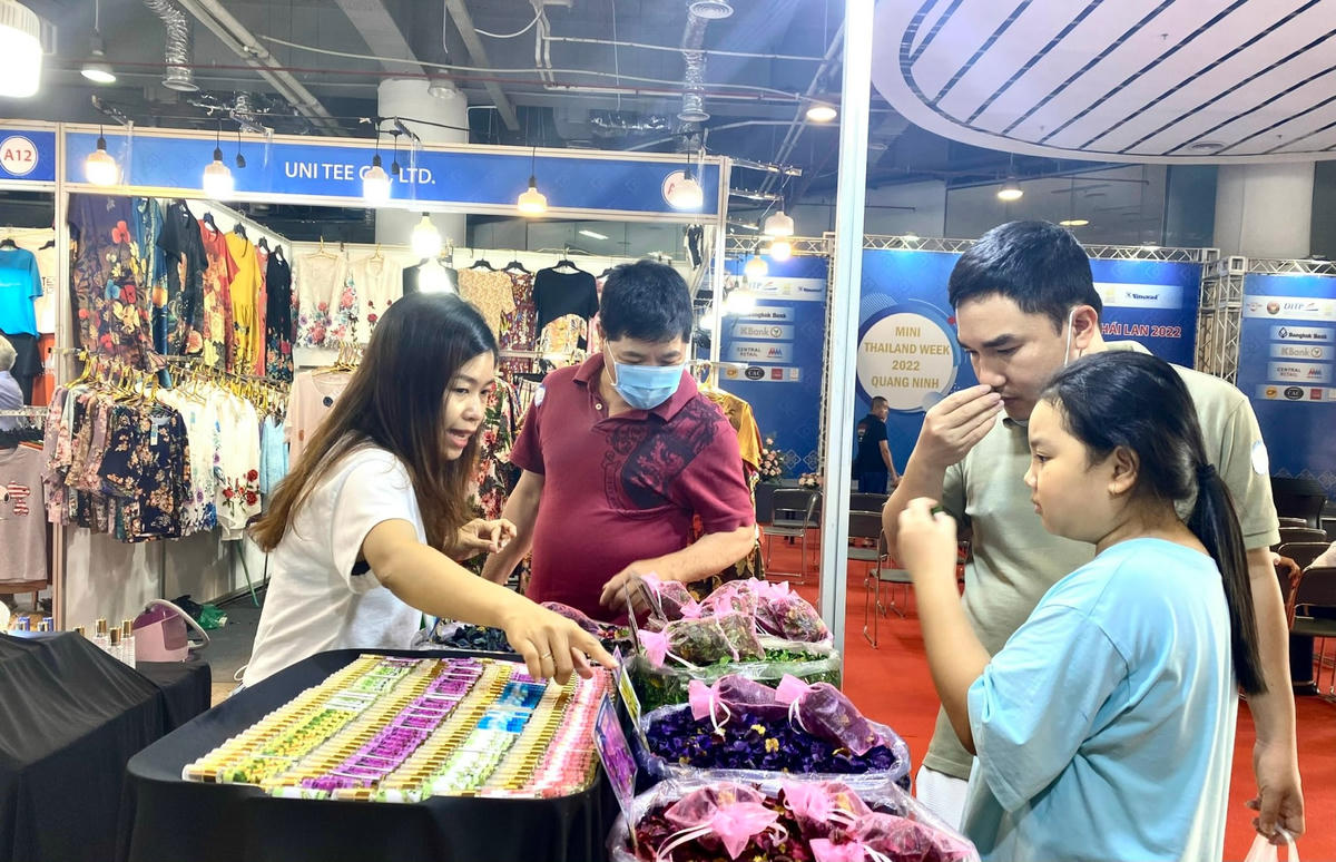 Du khách tham quan, trải nghiệm sản phẩm, dịch vụ tại Tuần lễ sản phẩm Thái Lan 2022.