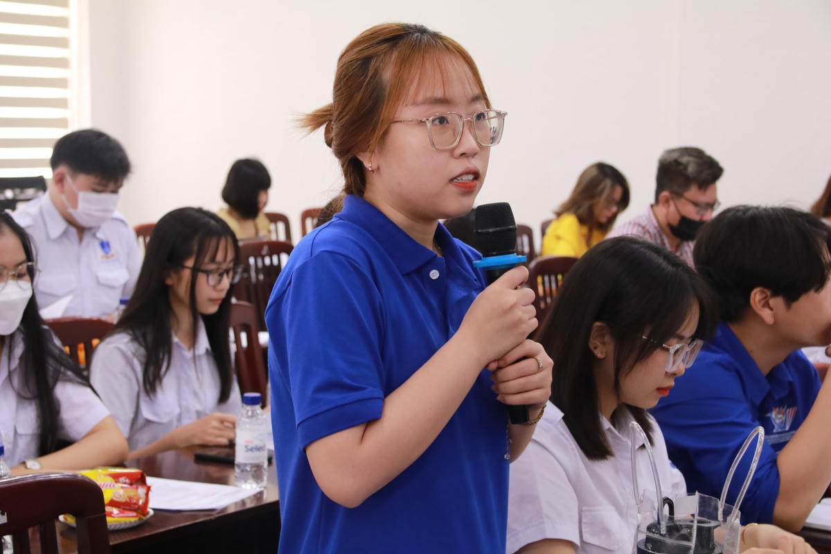 Sinh viên đặt câu hỏi để tìm hiểu thêm về cuộc thi lại lễ Phát động cuộc thi.