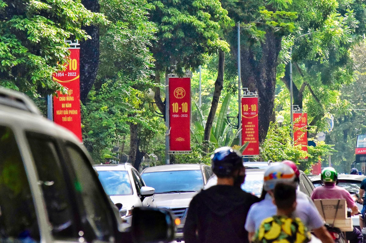 Phố phường Hà Nội trang hoàng rực rỡ mừng Kỷ niệm 68 năm Ngày Giải phóng Thủ đô