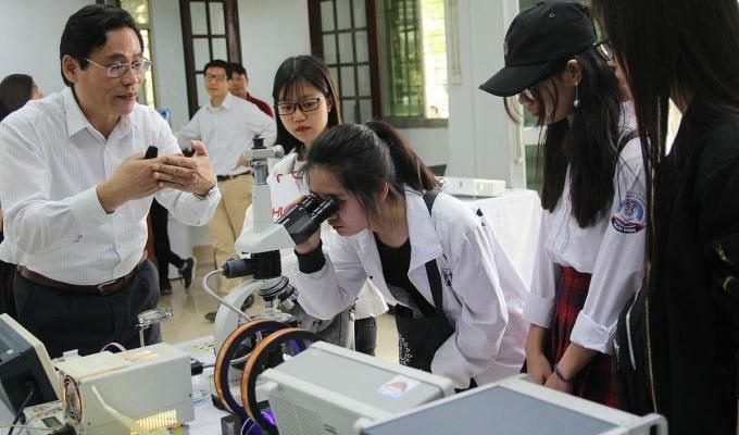 Tìm hiểu về chương trình Kỹ thuật Vi điện tử và Công nghệ Nano tại Đại học Bách khoa Hà Nội. Ảnh: Lan Anh.