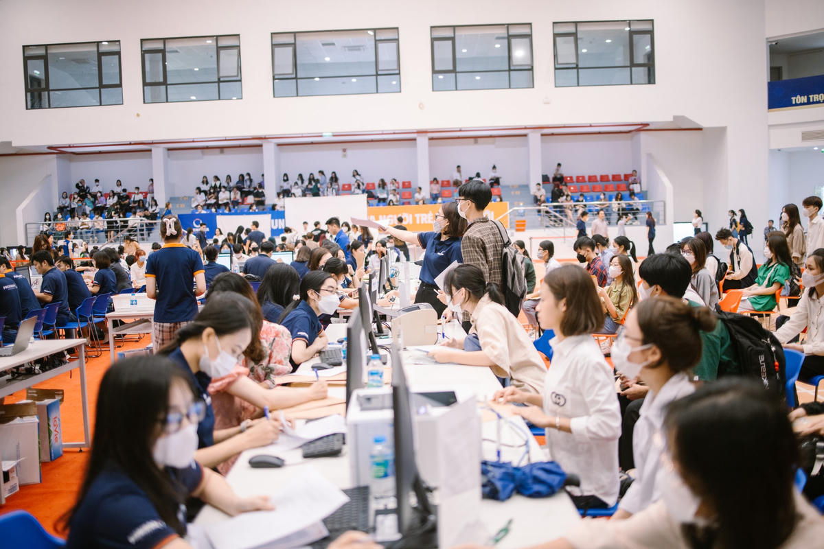 Thí sinh làm thủ tục nhập học tại một trường đại học năm 2023.