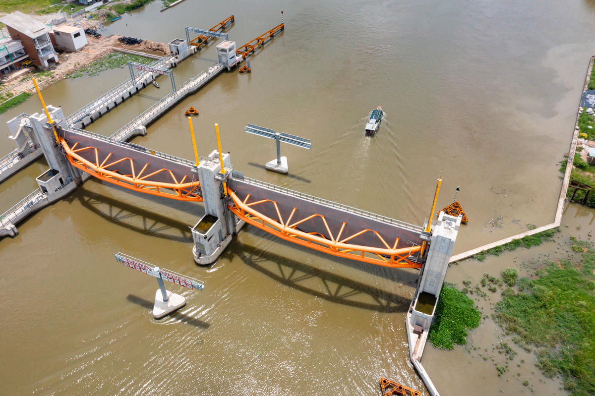 Cống Cây Khô ở huyện Nhà Bè hoàn thành 86% khối lượng công việc với trụ pin, âu thuyền, cửa van...