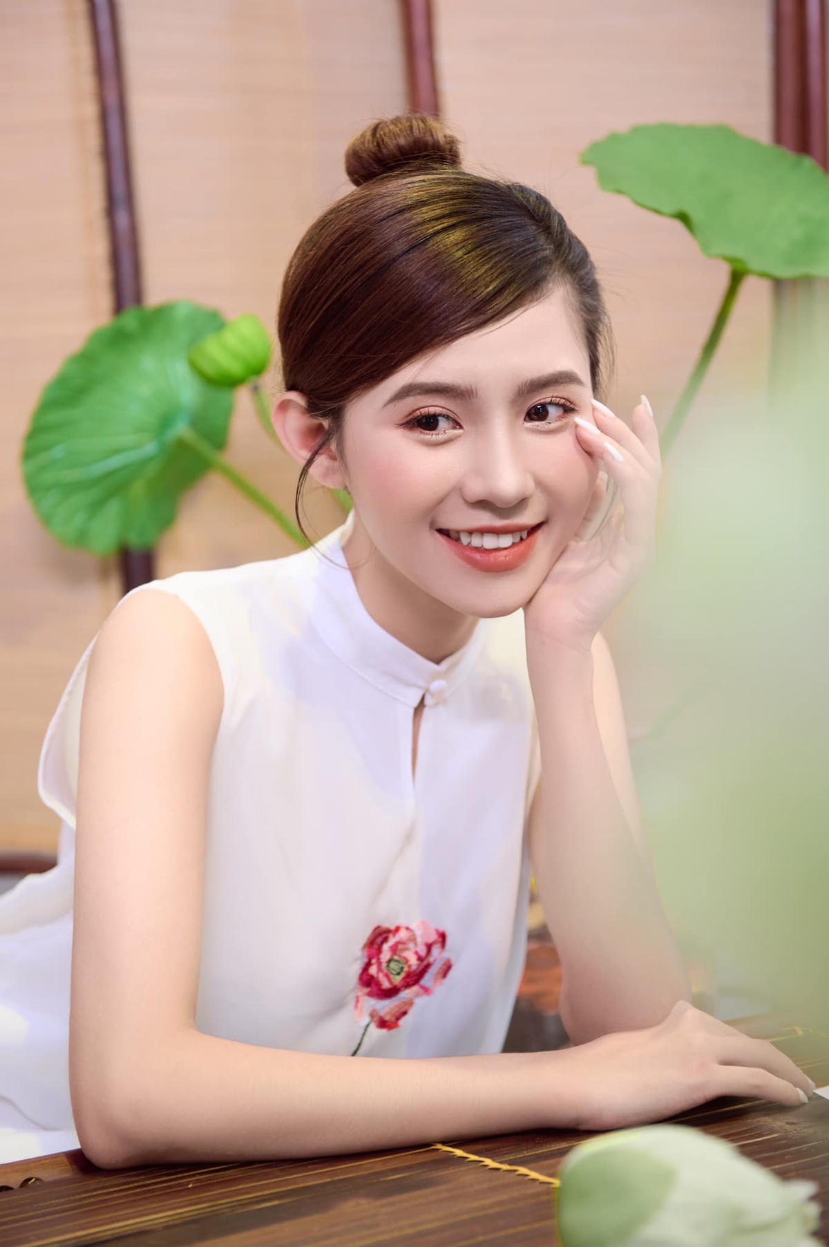 Quỳnh Trang - diễn viên đóng vai Mai Anh, con gái của Việt (Việt Anh) trong "Chồng cũ, vợ cũ, người yêu cũ" có ngoại hình trong sáng, đáng yêu.