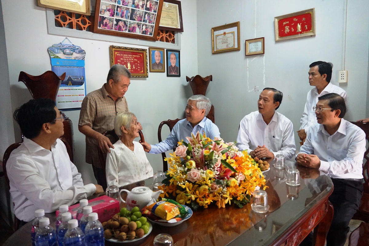 Đoàn đã đến thăm, tặng quà bà Tạ Thị Hưng là thân nhân Liệt sĩ Ngô Văn Thành ở thị trấn Đất Đỏ, huyện Đất Đỏ. Ảnh: Mạnh Thìn.