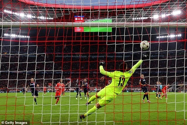 Hàng thủ Viktoria Plzen bất lực trước sức ép tấn công dồn dập của Bayern Munich (Ảnh: GI).
