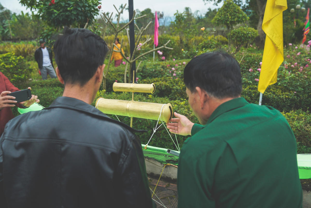 Một bộ sáo gồm 2-3 ống được gắn cố định với nhau bằng ống tre nhỏ, sau đó gắn vào diều.